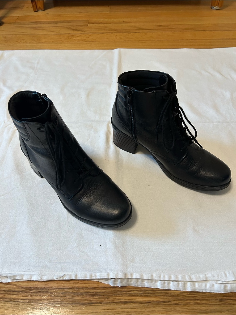 Clarks Collection Black Leather Lace-Up Ankle Booties with Side Zip - Picture 3 of 11